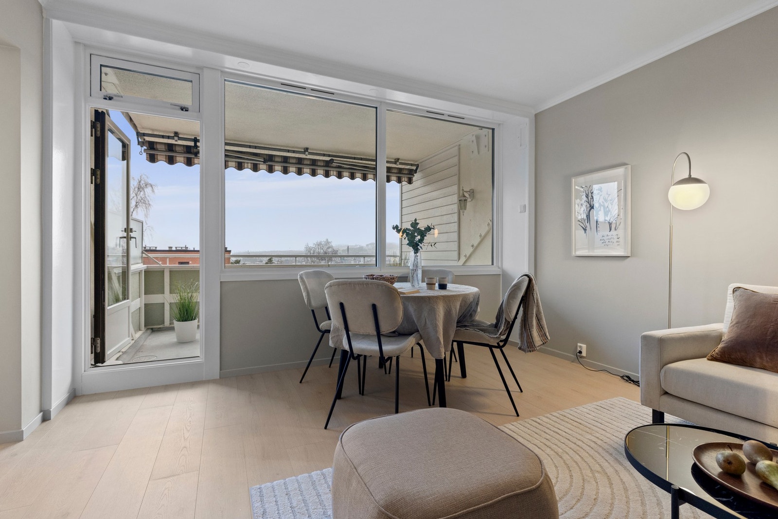 Store vinduer slipper inn naturlig lys og bidrar til luftig atmosfære Galleribilde