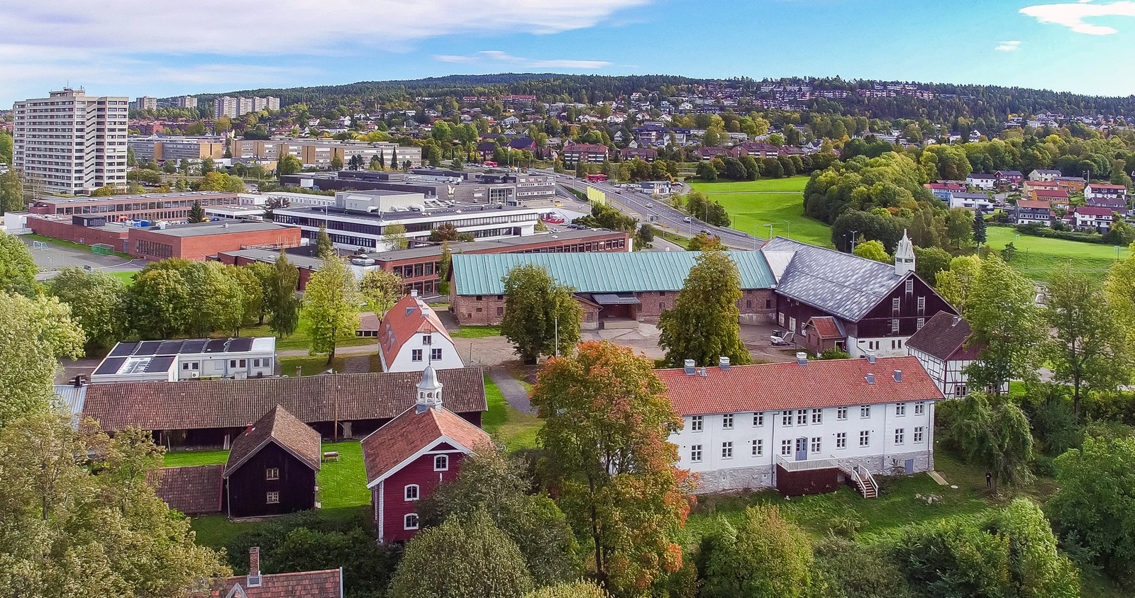 Tveten gård ligger i nabolaget - en liten oase med bygningsmasse helt tilbake fra 1700-tallet Galleribilde