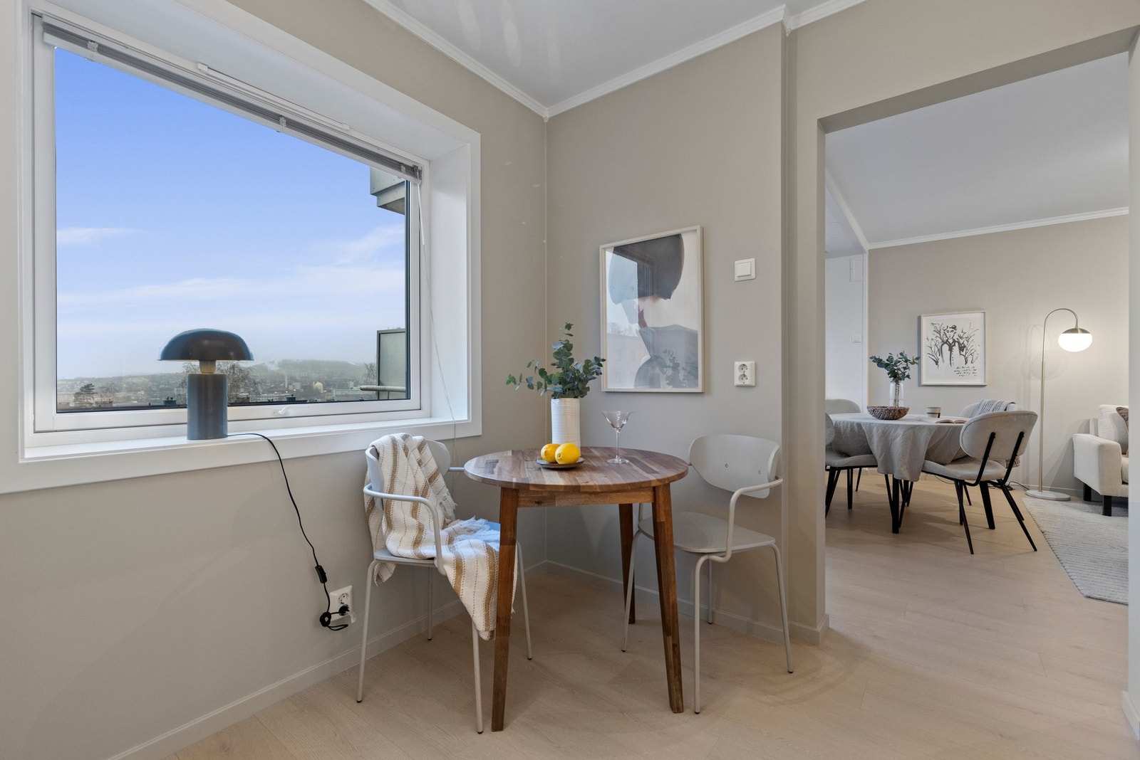 Det store vinduet gir rikelig med dagslys, og her er det plass til et lite frokostbord Galleribilde