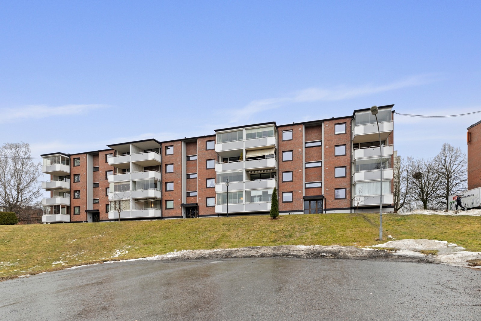 Borettslaget har en lett skrånende tomt med store grøntareal, noe fjell, trær, prydbusker og hekker Galleribilde