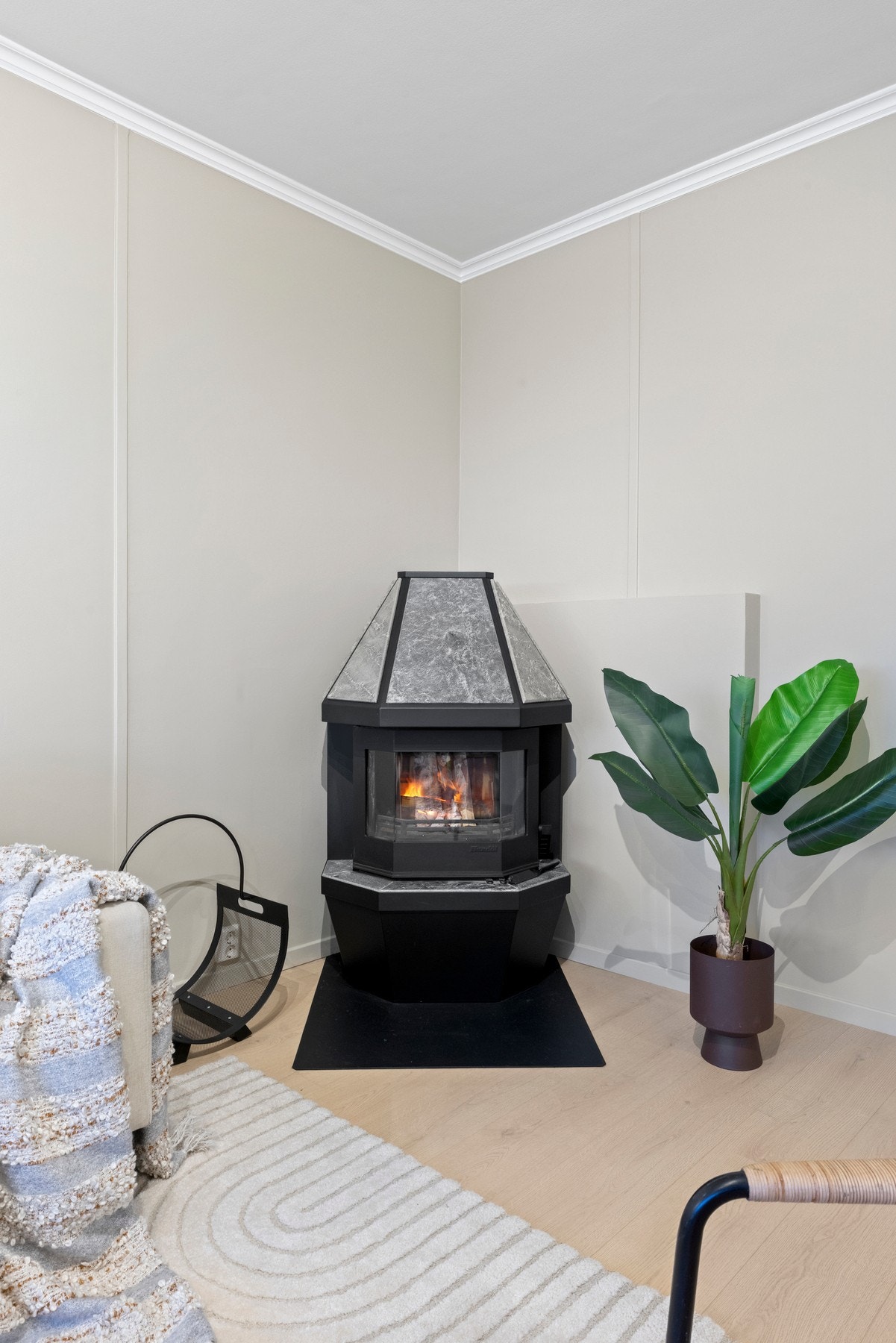 I det ene hjørnet er det en peis som bidrar til lun stemning Galleribilde