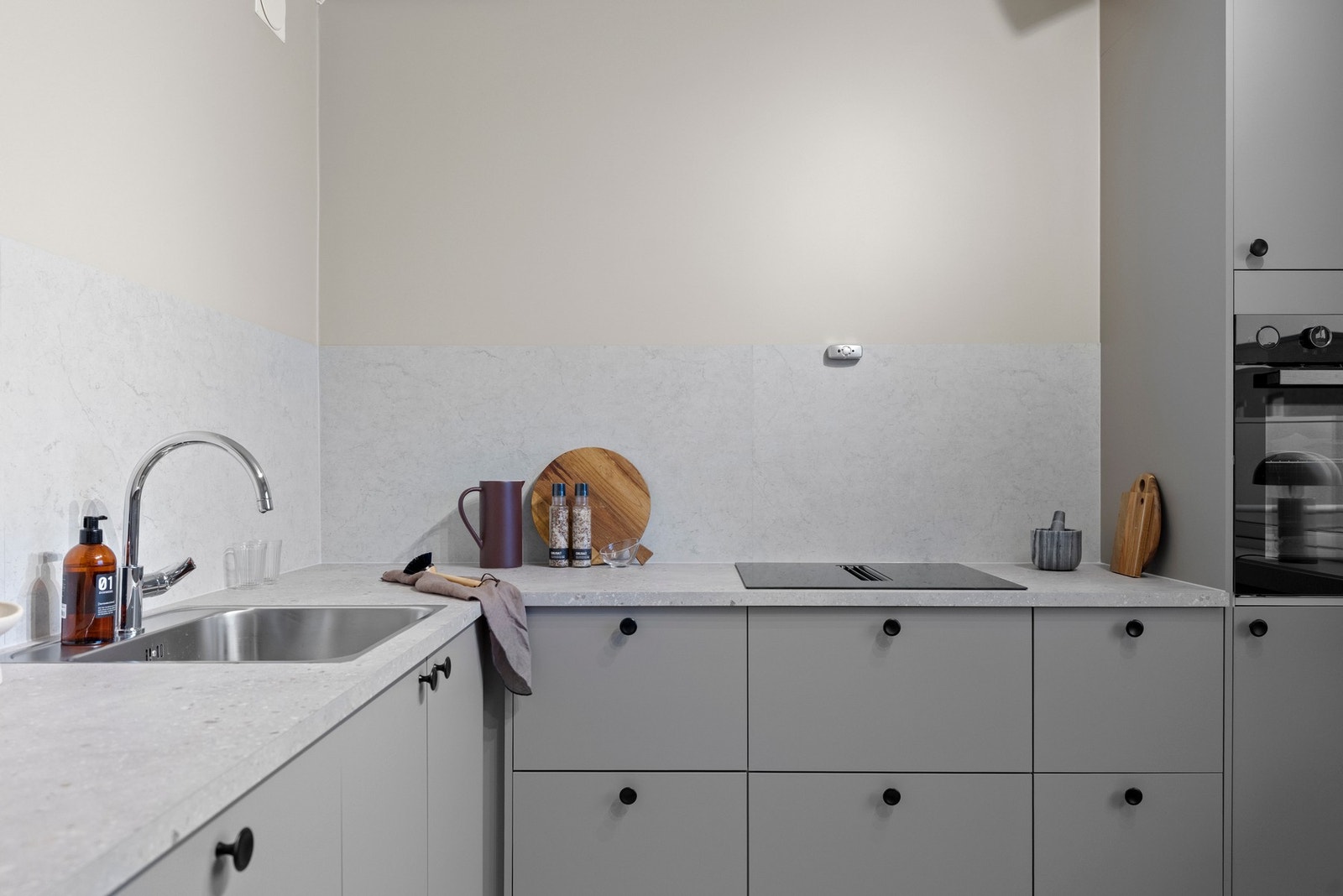 Det lekre HTH-kjøkkenet er fra 2026 og har innredning med glatte fronter og benkeplate i laminat Galleribilde