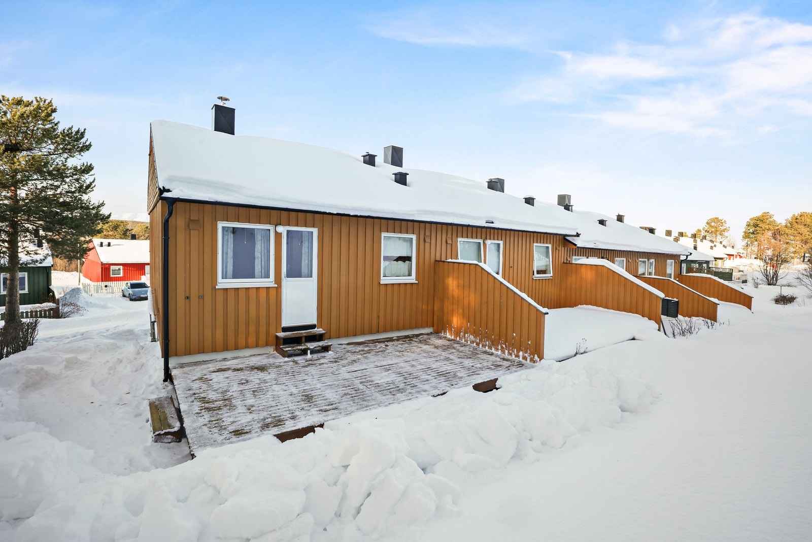 Fra det ene soverommet er det utgang til en trivelig terrasse med god plass til en sittegruppe. Galleribilde