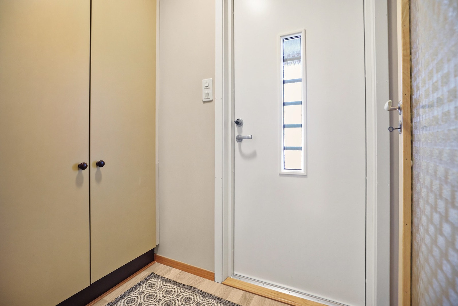 Vel inne blir man møtt av en lys entré. Galleribilde