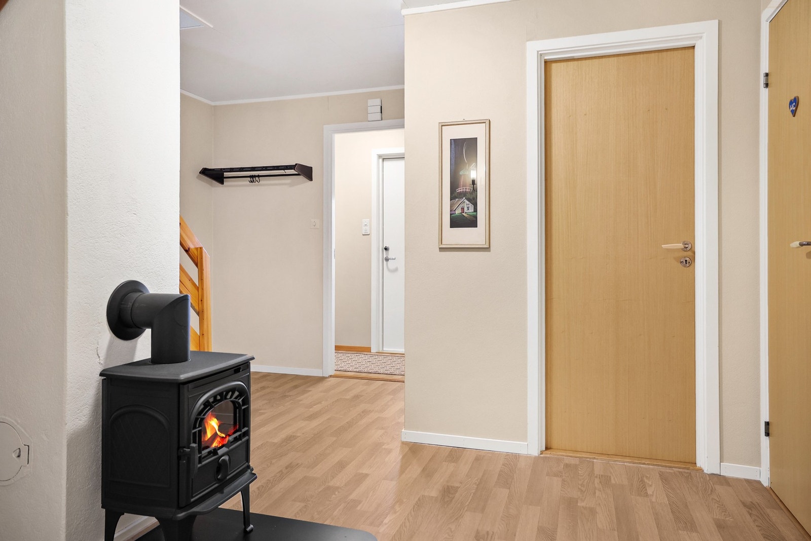 Fra entré er det videre adkomst til gang hvor det er montert vedovn. Galleribilde