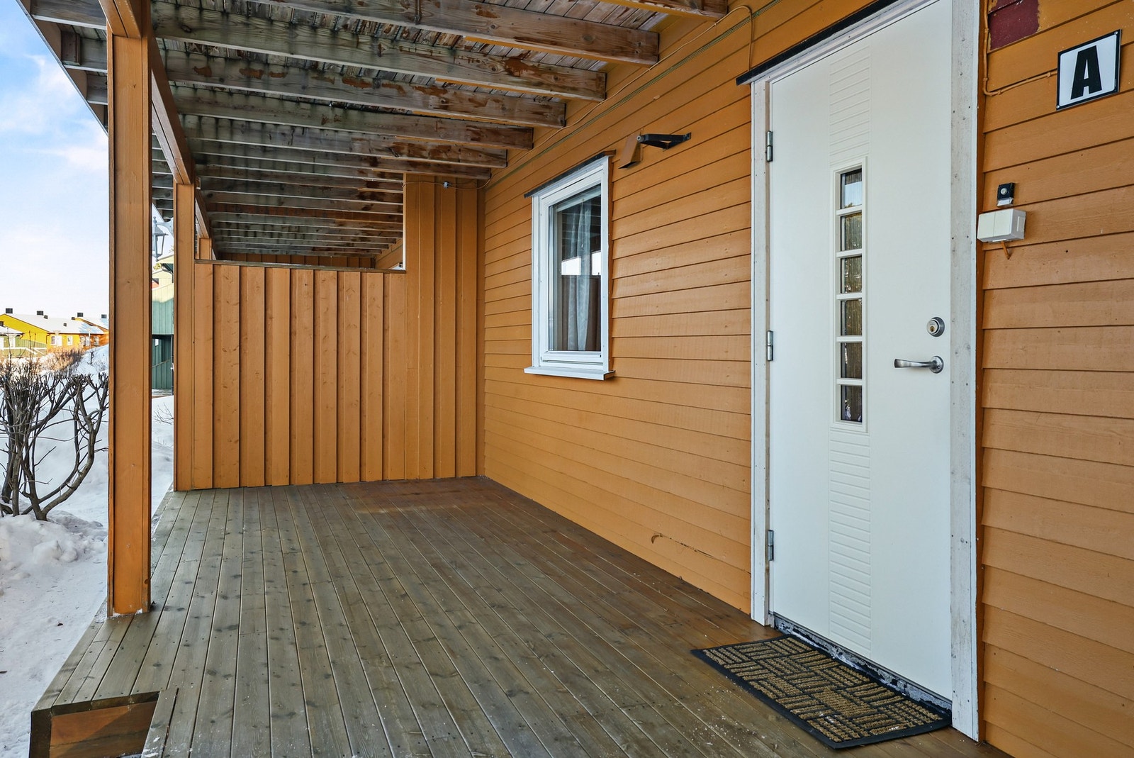 Boligen har et flott overbygd inngangsparti. Galleribilde