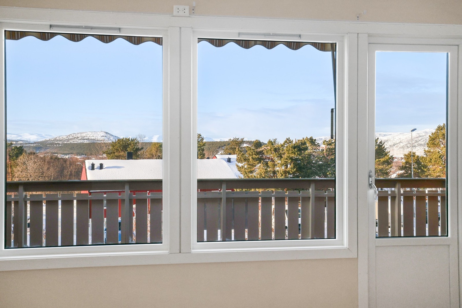 Fra stue er det utgang til en trivelig balkong. Galleribilde