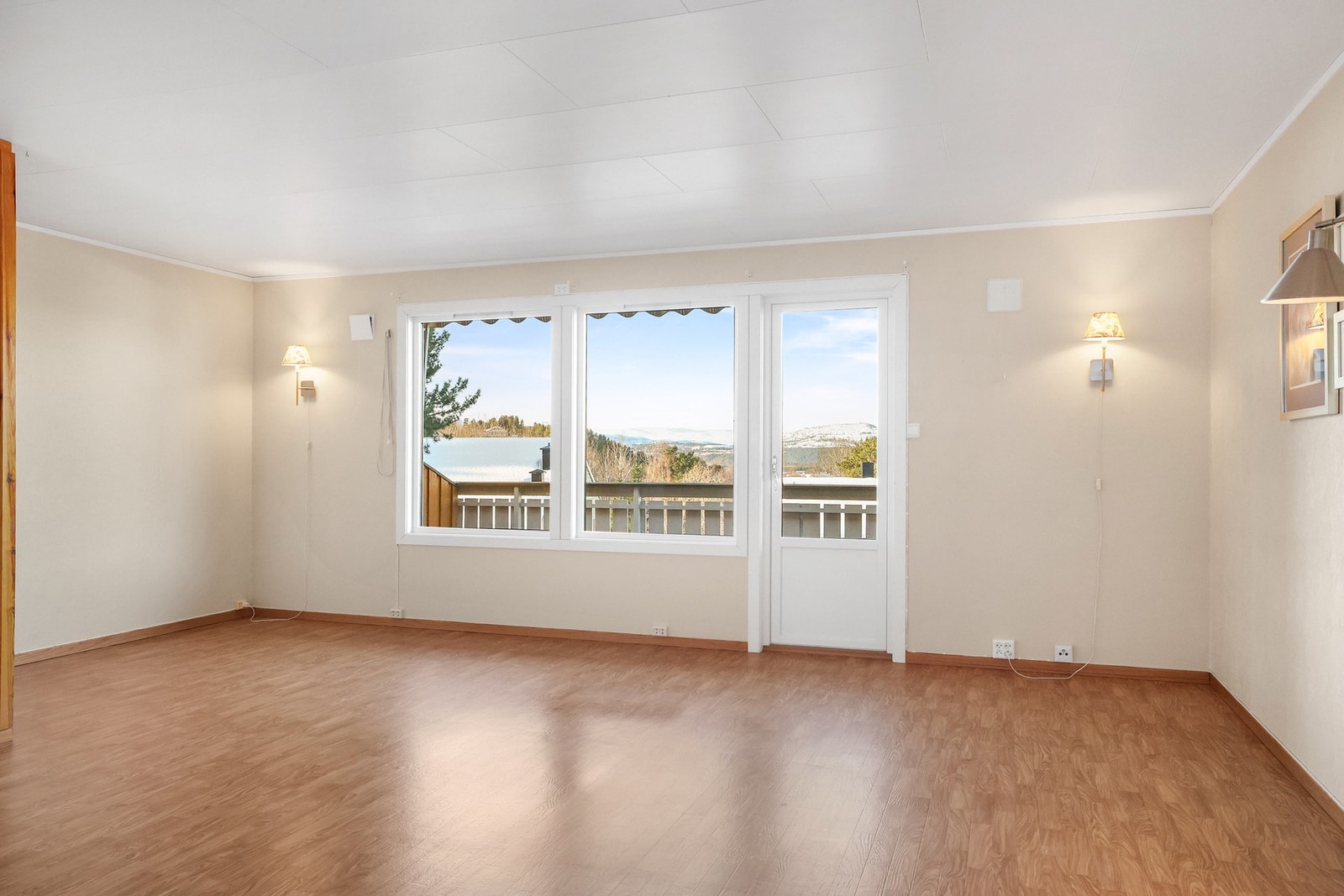 Det er store vindusflater som gir rikelig med naturlig lysinnslipp. Galleribilde