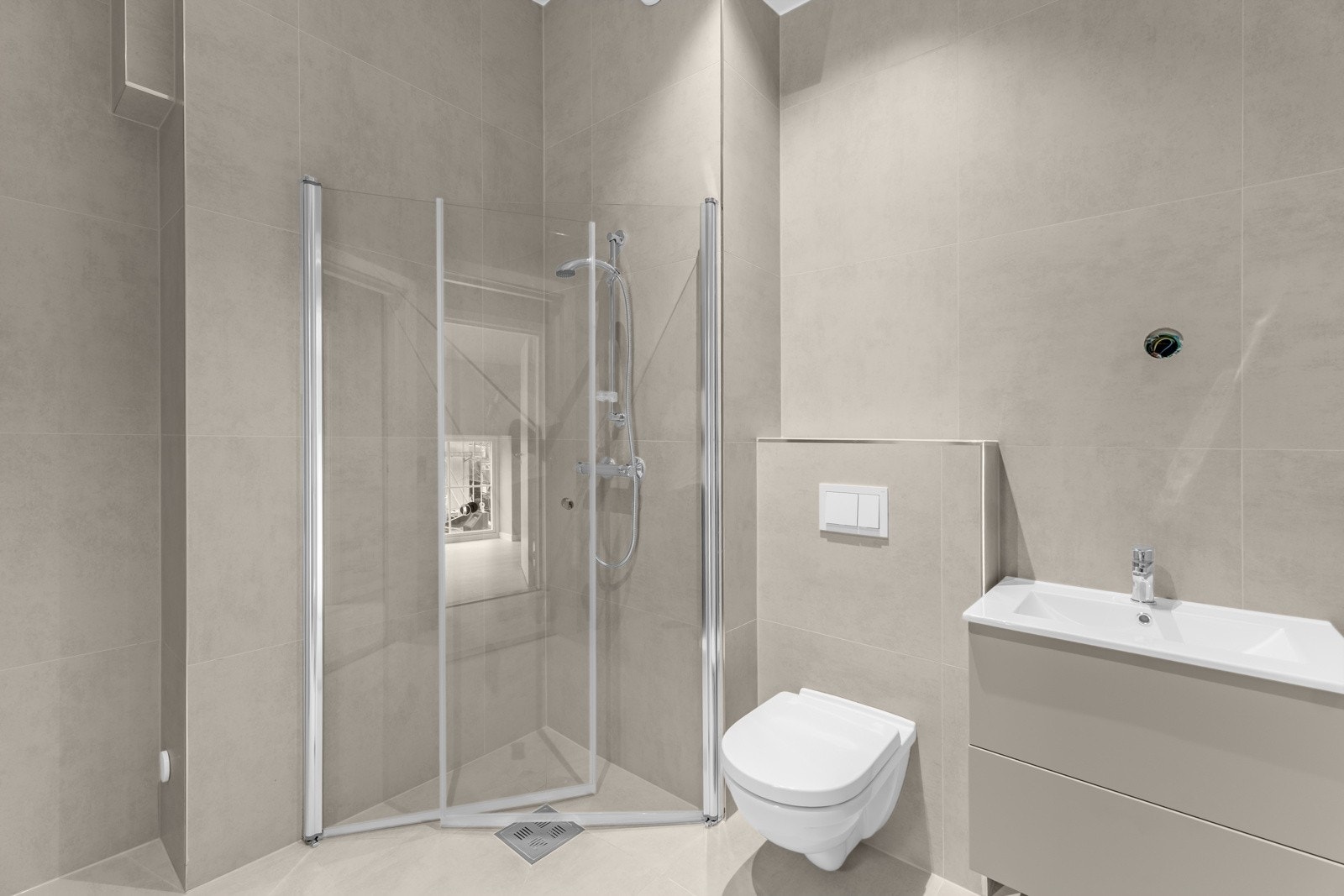 Baderom i 2.etasje med opplegg for vaskemaskin. Galleribilde