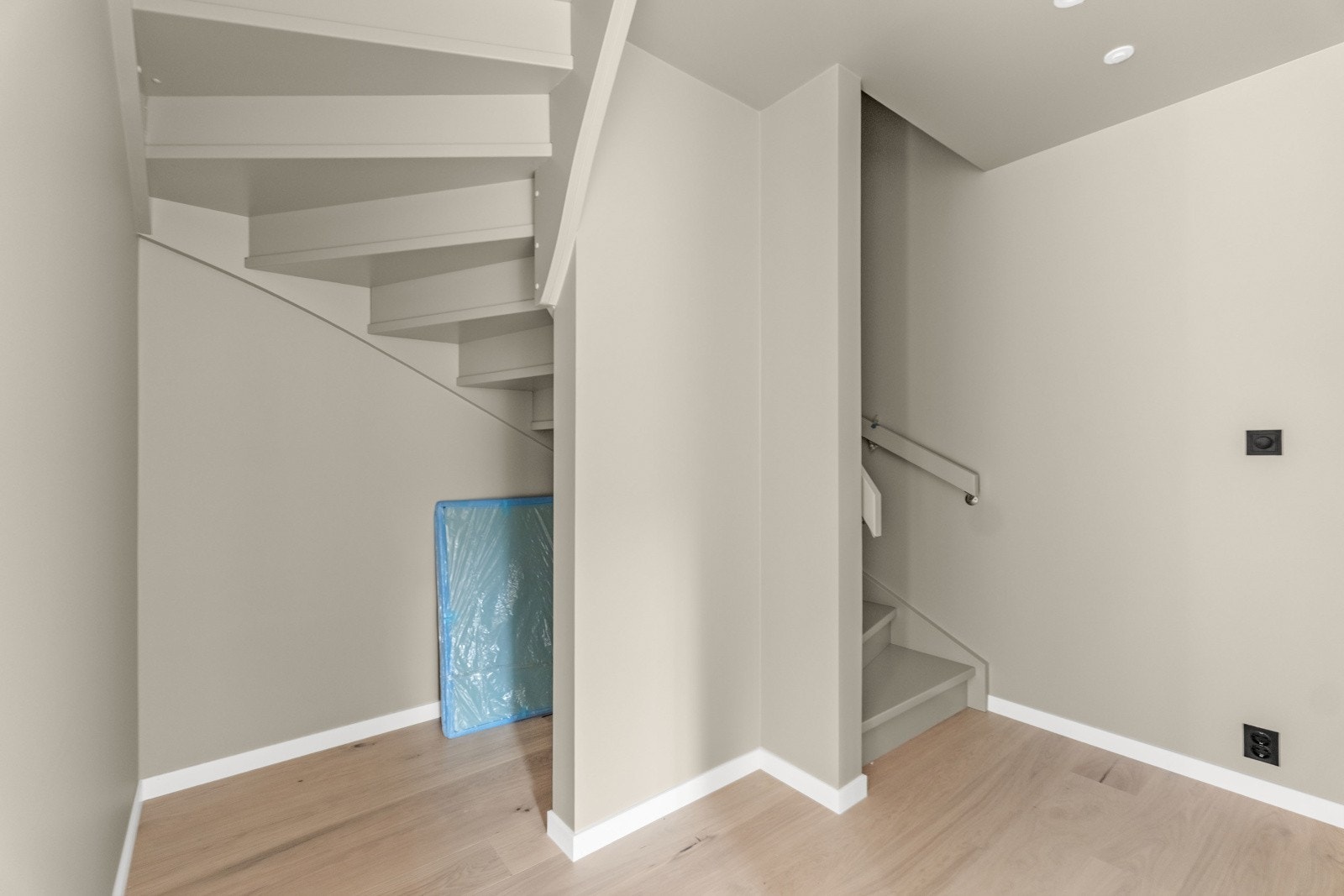 Mulighet for oppbefaring under trapp. Galleribilde