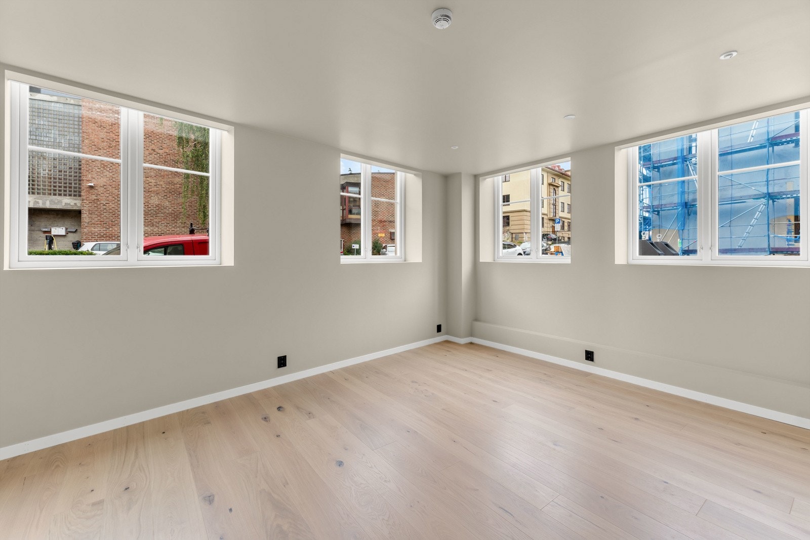 Leiligheten levers med en stavs eikeparkett med vannbåren varme i gulv. Galleribilde