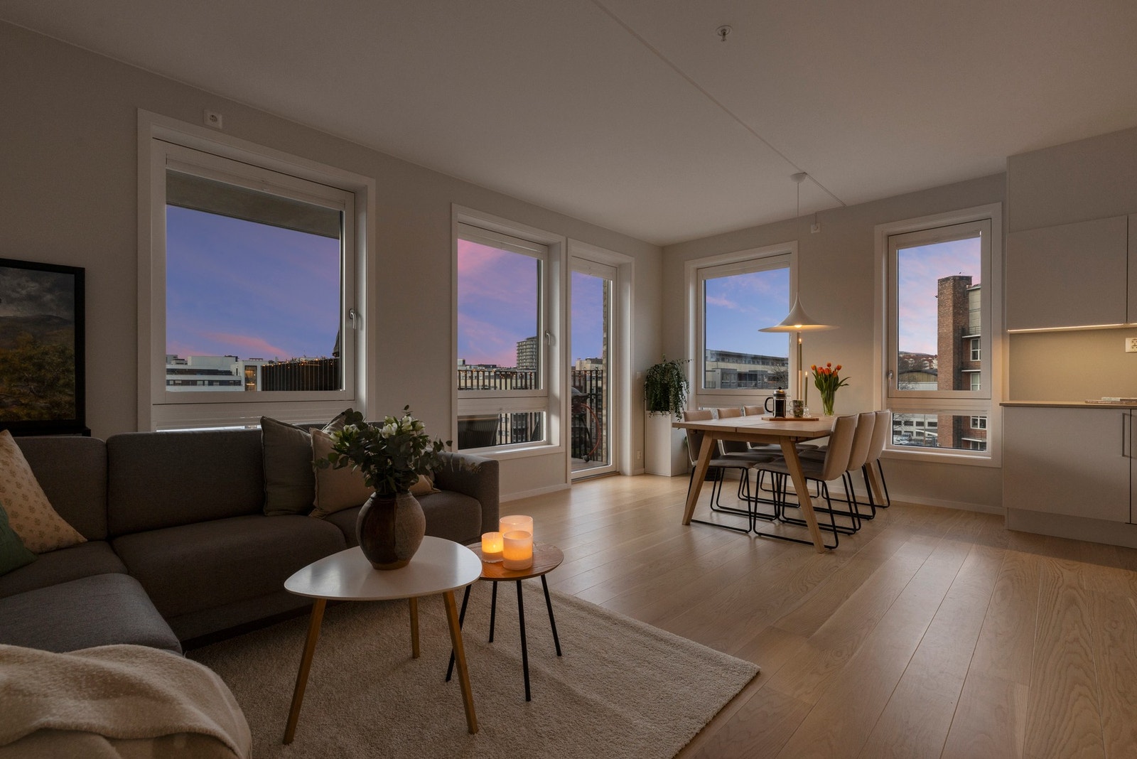 Stuen oppleves som et lyst og innbydende oppholdsrom med god plass til både sofagruppe og spiseplass. Galleribilde