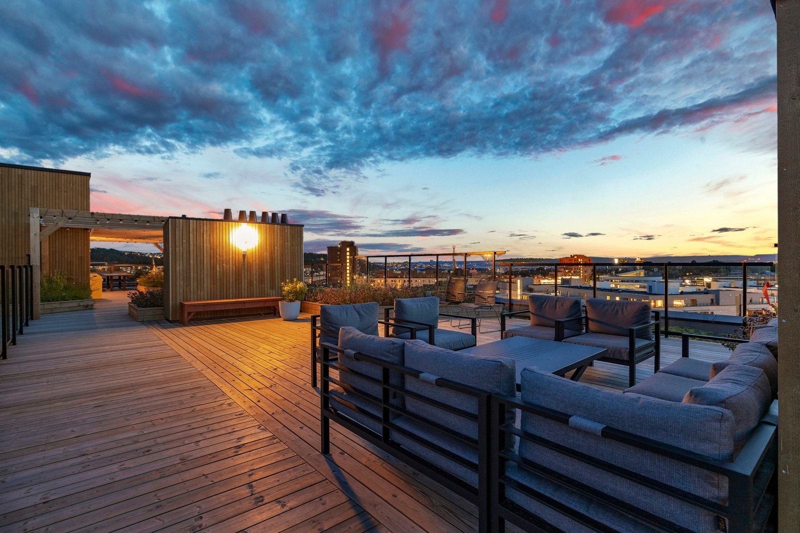 Felles takterrasse med flere sittegrupper og beplantning. Galleribilde