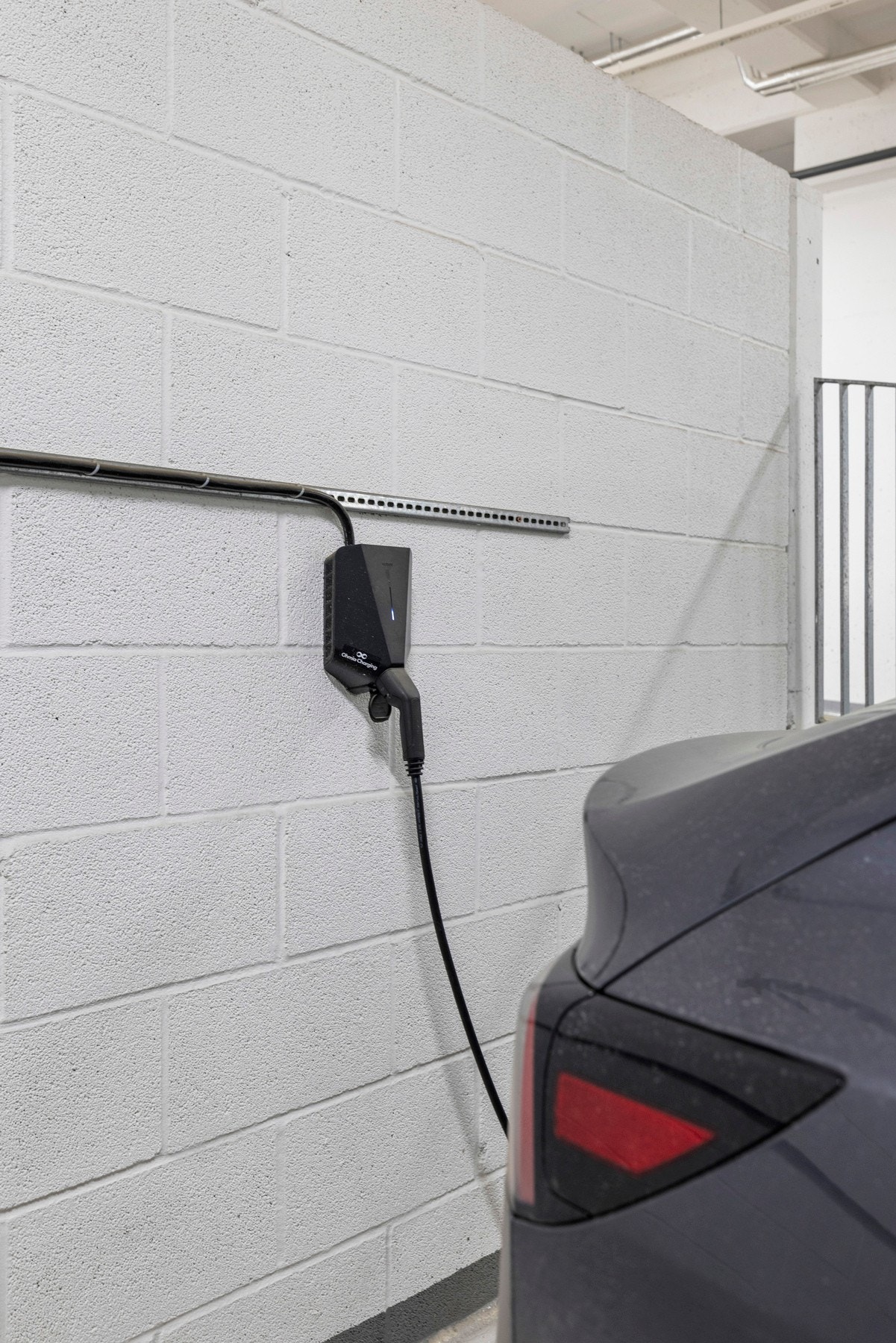 Det er montert elbillader på den tilhørende plassen. Galleribilde