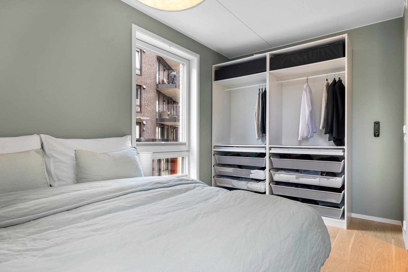 Her er det plass til dobbeltseng og tilhørende møblement, og rommet legger til rette for å etablere en rolig og komfortabel soveavdeling. Galleribilde