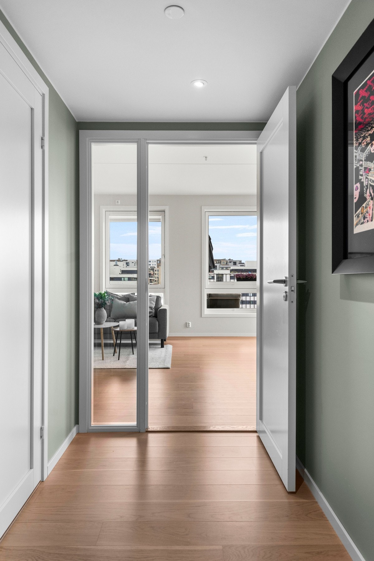 Entréen gir et ryddig og godt førsteinntrykk av boligen, med en praktisk utforming som binder romløsningen fint sammen. Galleribilde