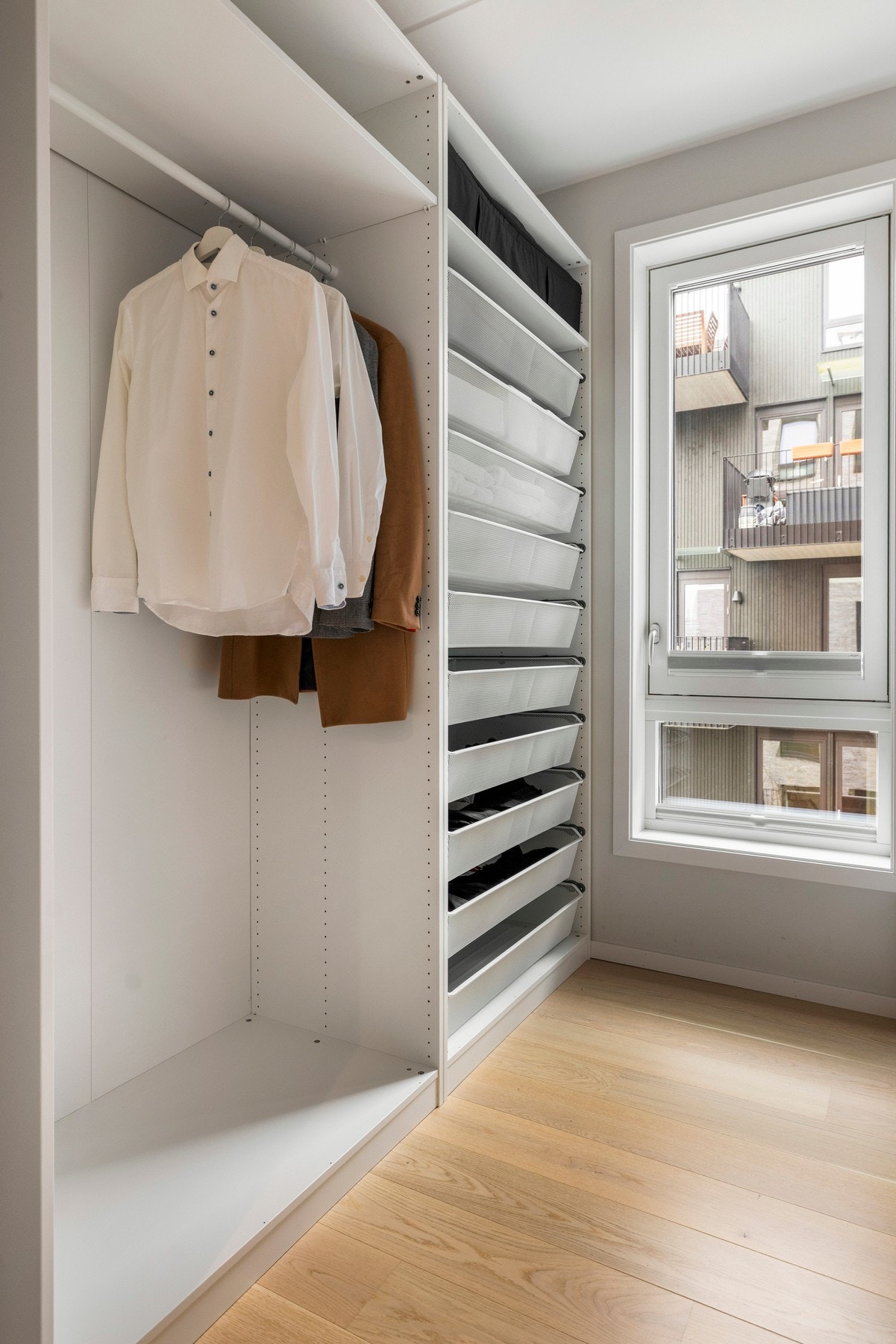 Det er gode oppbevaringsmuligheter med god skapplass. Galleribilde