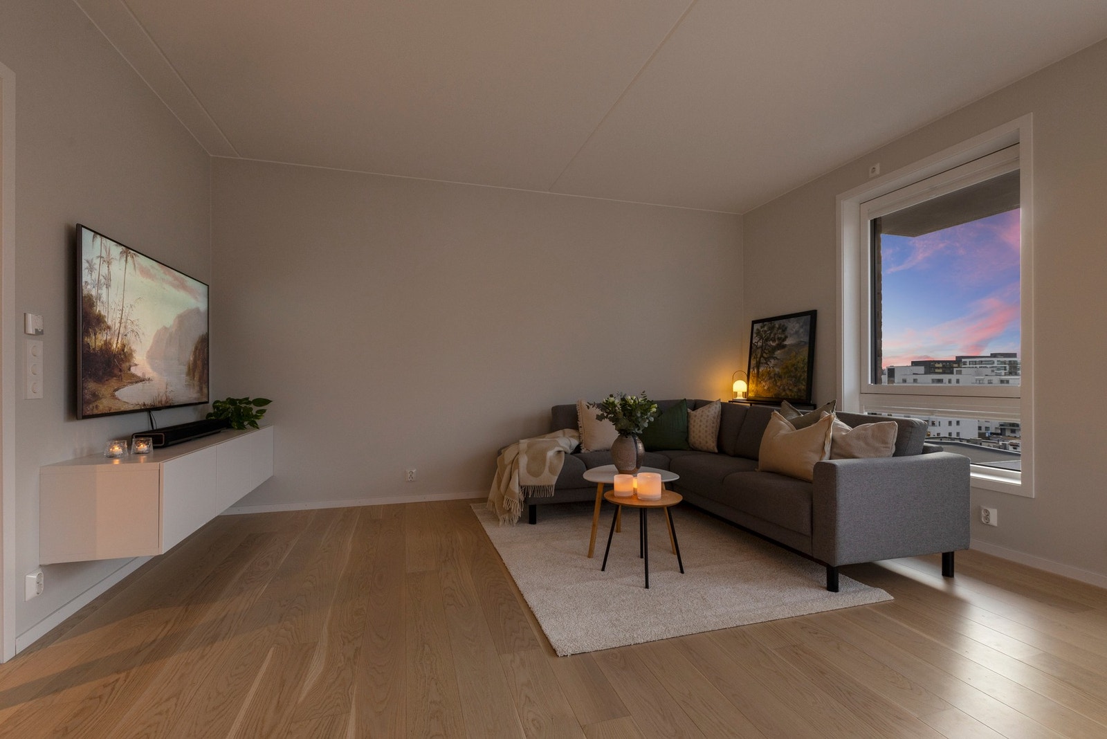 Stuen har en naturlig møblering med god plass til sofagruppe og TV. Galleribilde