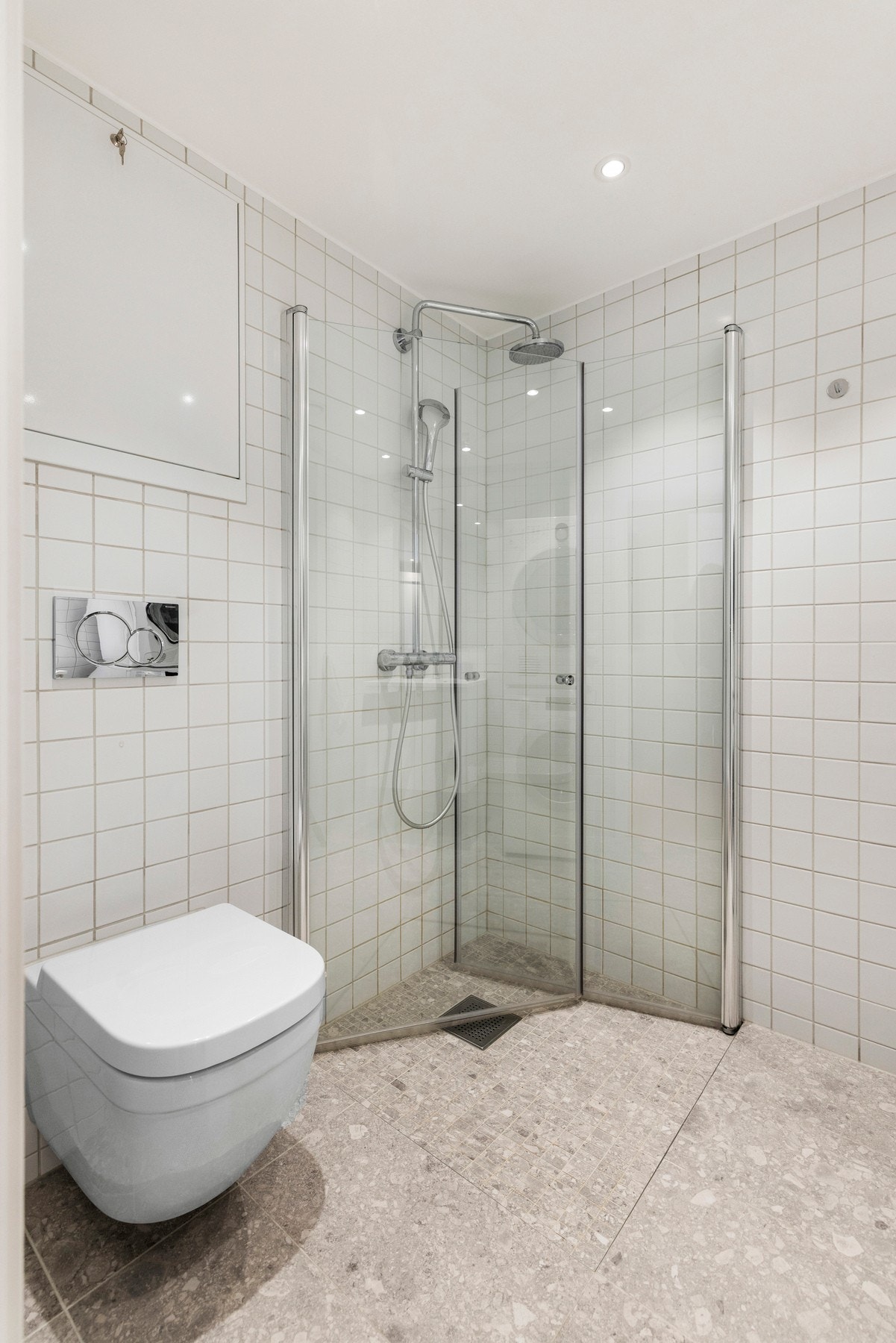 Badet er flislagt og fra byggeår, med en moderne og praktisk utforming som gjør rommet godt tilpasset daglig bruk. Galleribilde