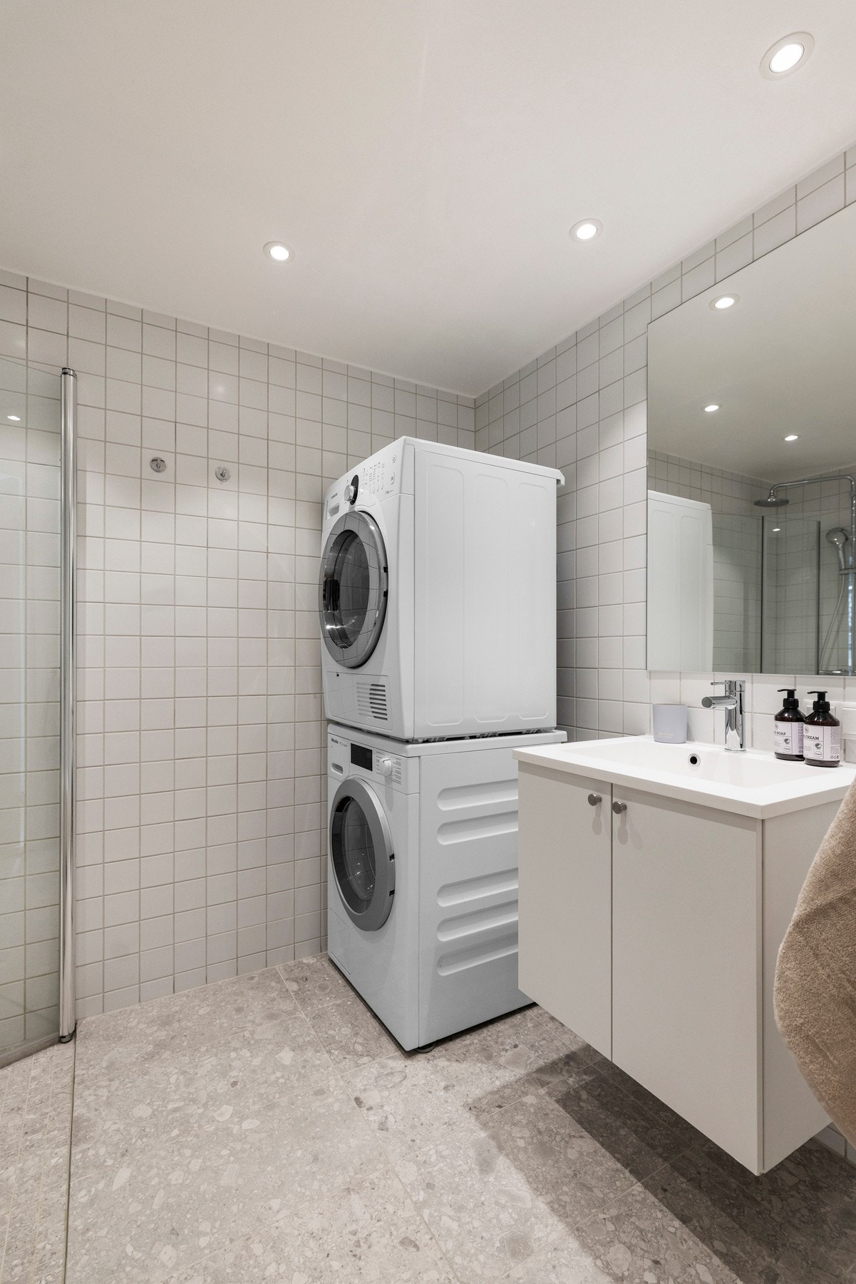 Opplegg for vaskemaskin og tørketrommel, noe som gjør rommet funksjonelt og effektivt i hverdagen. Galleribilde