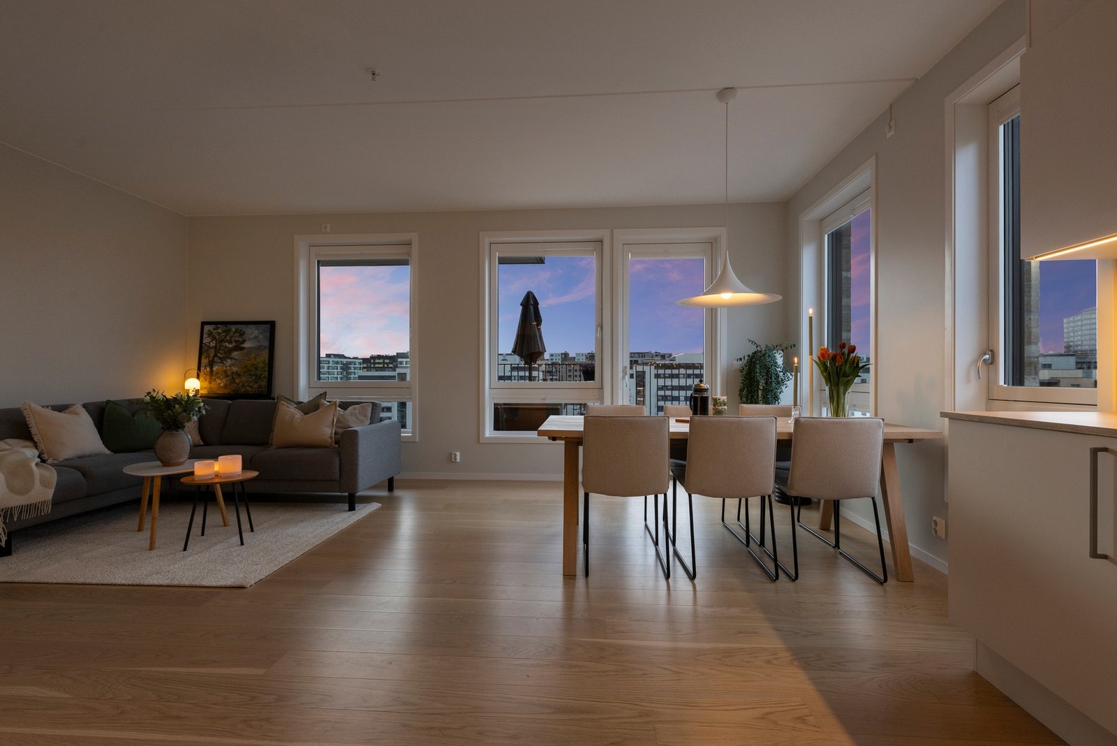 Kjøkkenet ligger i åpen løsning mot stuen og utgjør en naturlig del av boligens sosiale oppholdsrom. Galleribilde