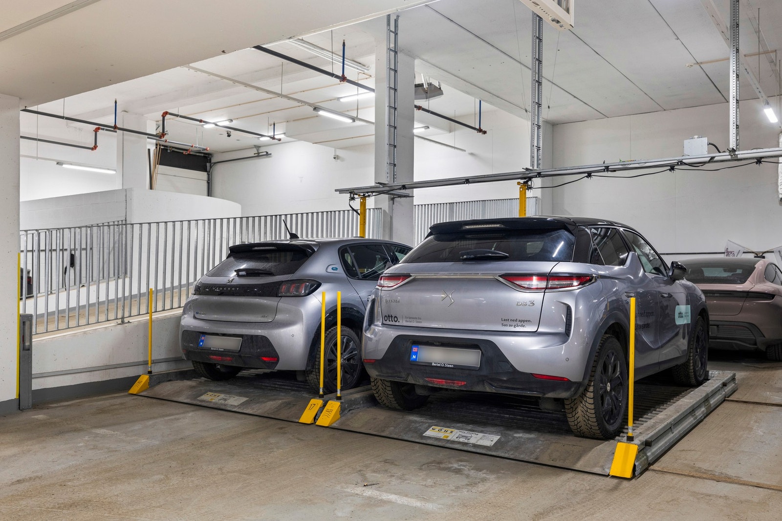 I garasjen er det to plasser til bildelingstjenesten Otto hvor du kan leie bil ved behov via app. Galleribilde
