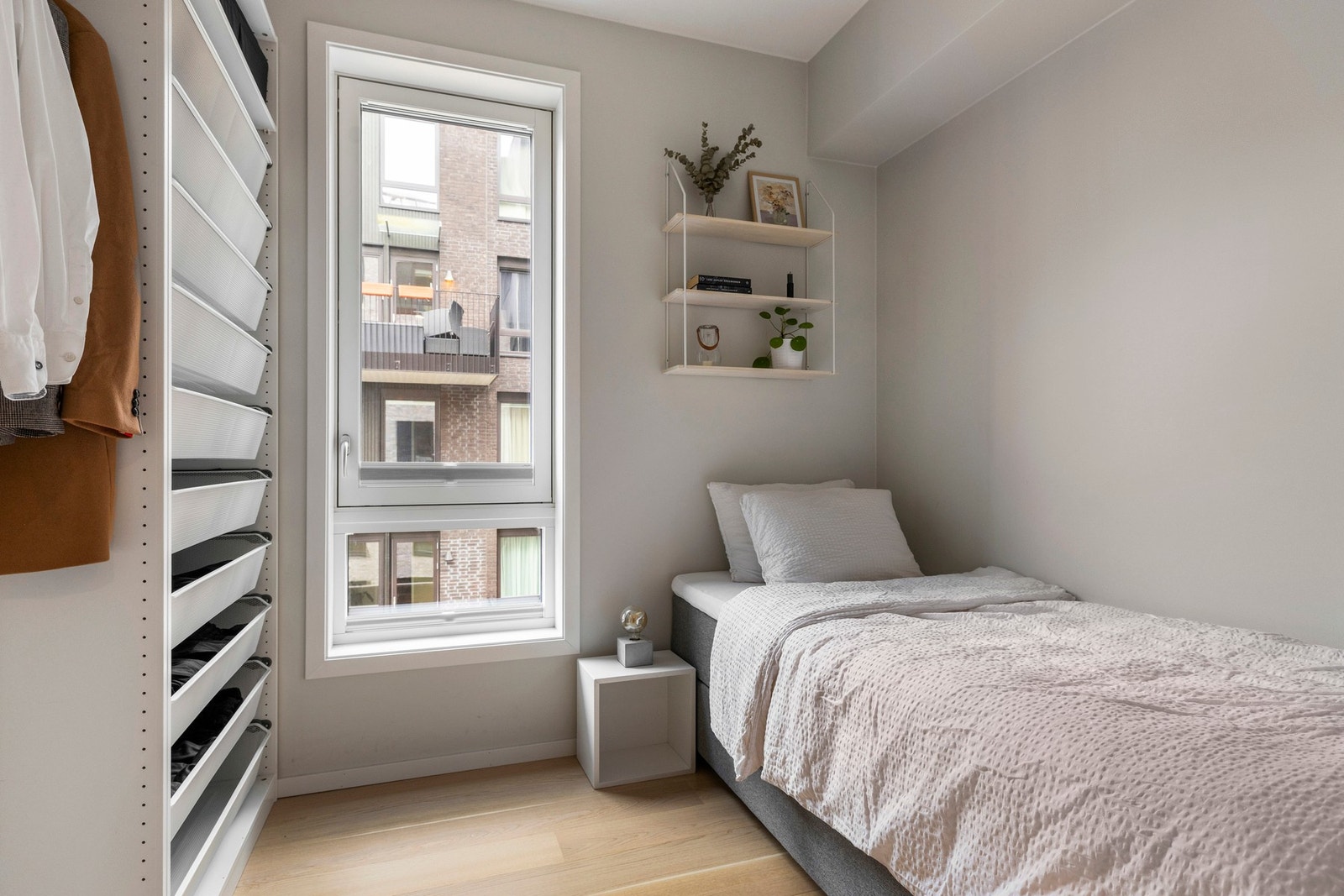 Det andre soverommet har en anvendelig størrelse og egner seg godt som barnerom, gjesterom eller hjemmekontor. Galleribilde