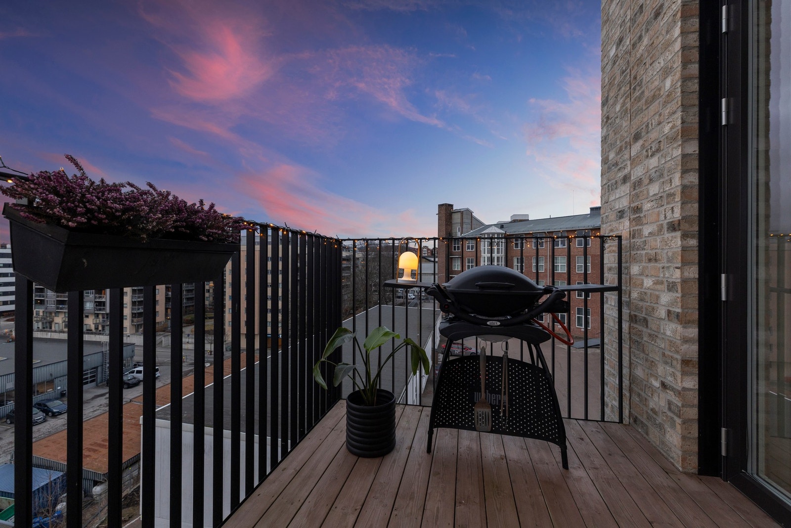 Fra stuen er det utgang til en balkong på ca. 7 m², som fungerer som en fin forlengelse av oppholdsrommet i den varme årstiden. Galleribilde