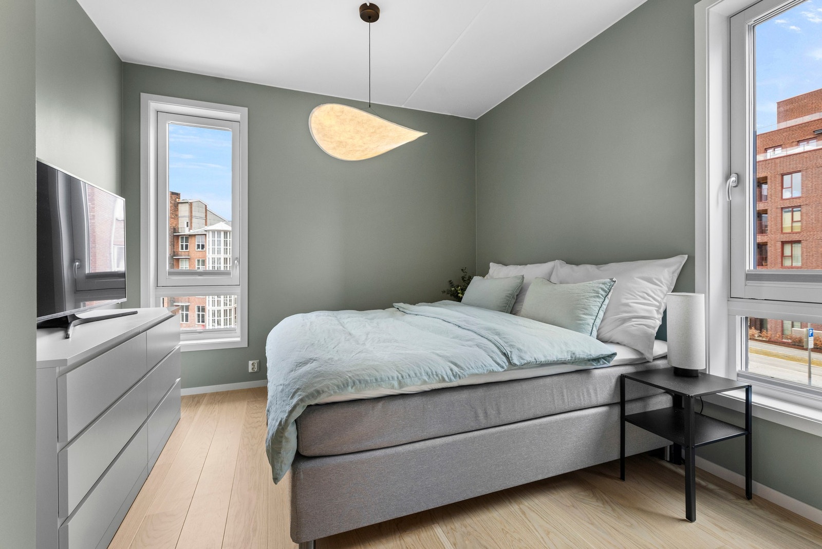 Hovedsoverommet fremstår som et romslig og behagelig soverom med gode møbleringsmuligheter. Galleribilde