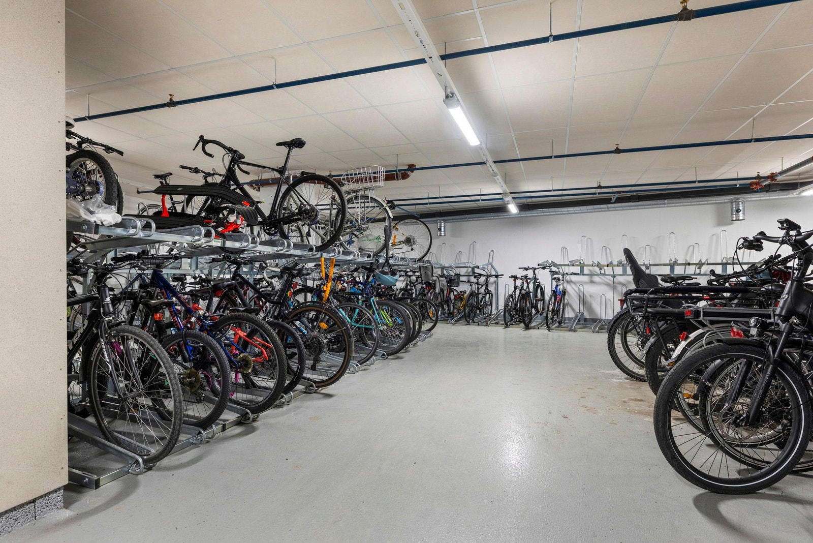 Felles sykkelbod i kjeller til glede for beboerne. Galleribilde
