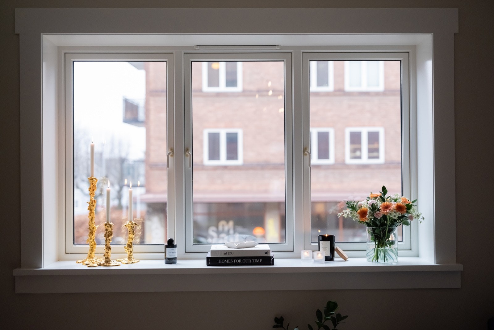 Leiligheten ligger i høy 1.etasje (oppleves som 2.etasje). Se neste bilde av fasade. Vinduene i leiligheten er nye i 2006/2007. Galleribilde