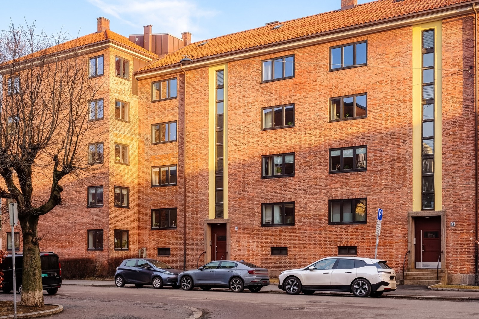 Beliggenheten er ettertraktet, fredelig og tilbaketrukket, samtidig som du har kort vei til butikker, serveringssteder og kollektivtransport. Galleribilde