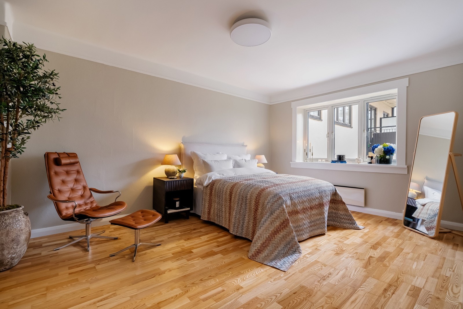 Leiligheten har et romslig og fint soverom med god plass til dobbeltseng, nattbord på hver side og øvrig møblement. Galleribilde