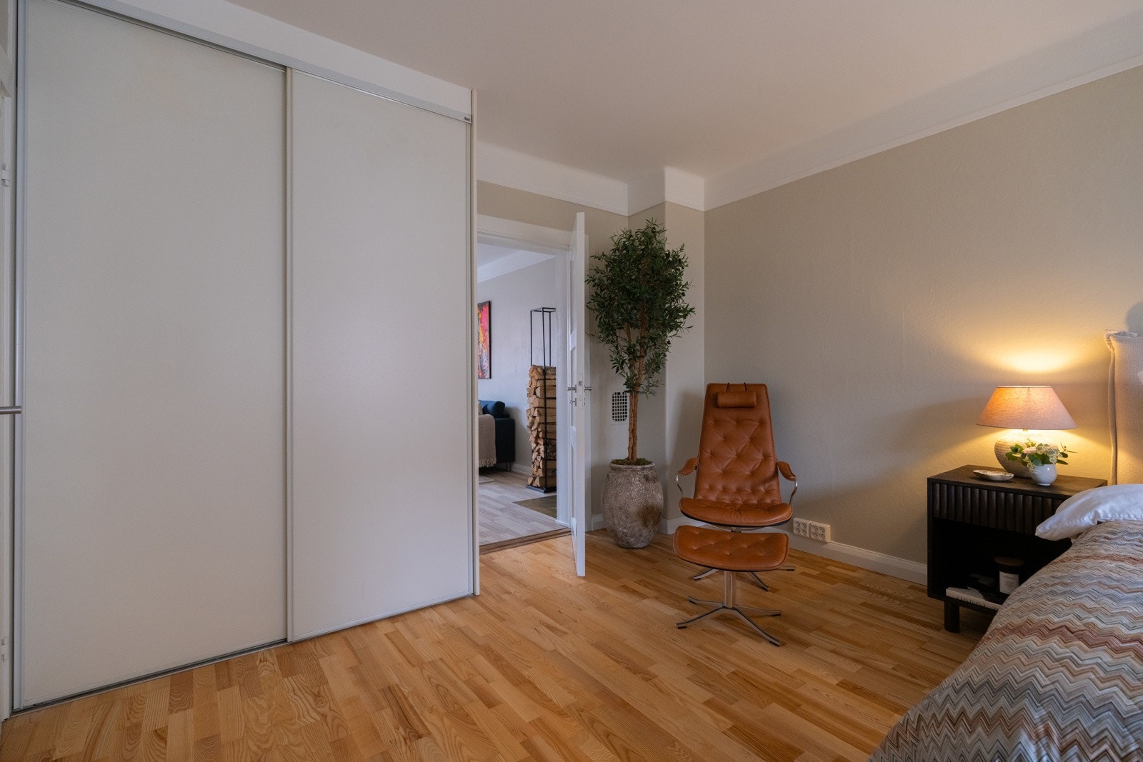 Det er godt med skap- og lagringsplass i medfølgende garderobeskap. Galleribilde