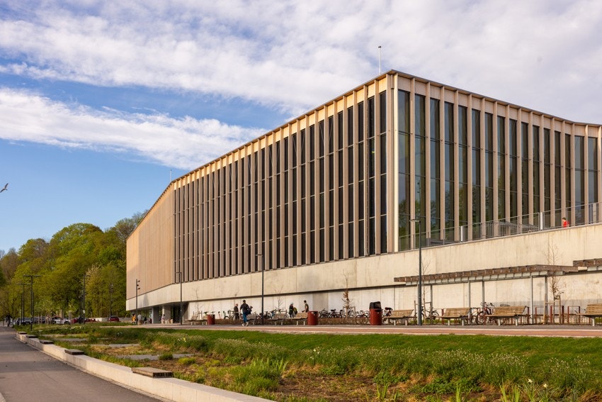 I området er det flere parker. I Tøyenparken finner man det nye Tøyenbadet. Galleribilde