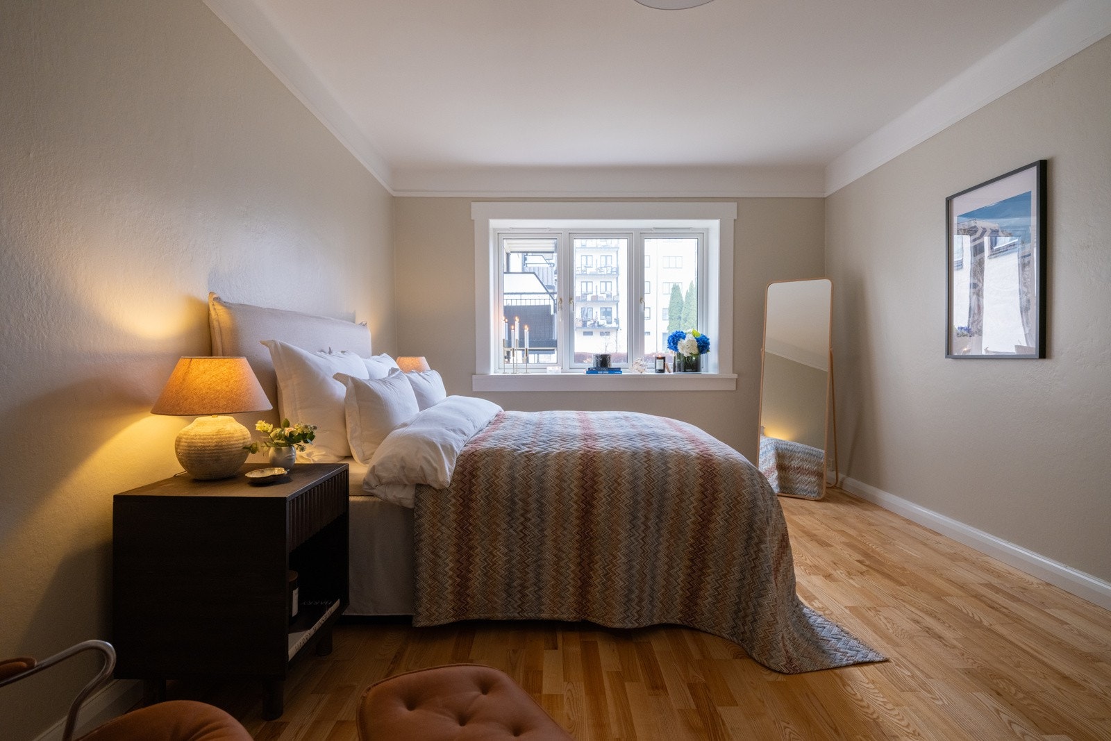 Romslig soverom som vender mot rolig bakgård. Galleribilde