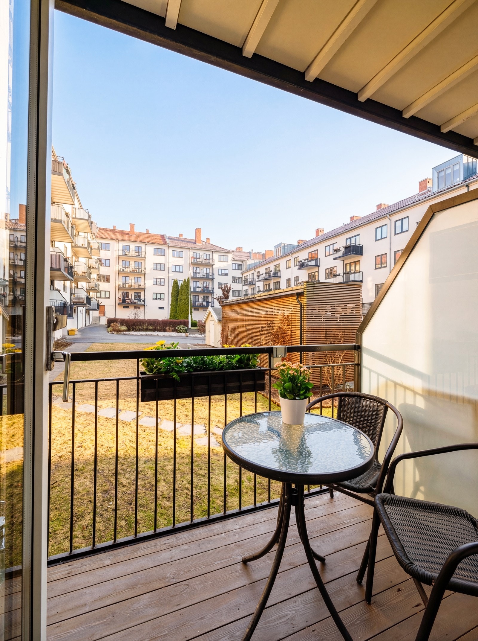 Det er deilig med balkong mot en flott, skjermet bakgård. Galleribilde