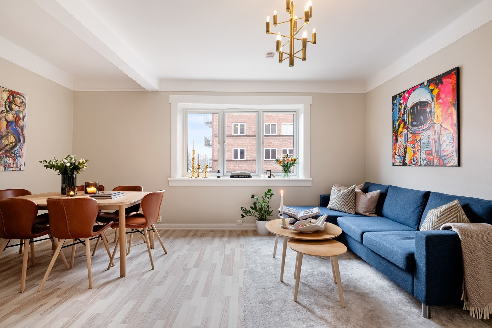 Leiligheten har en romslig planløsning med store vindusflater og fint lysinnslipp. Galleribilde