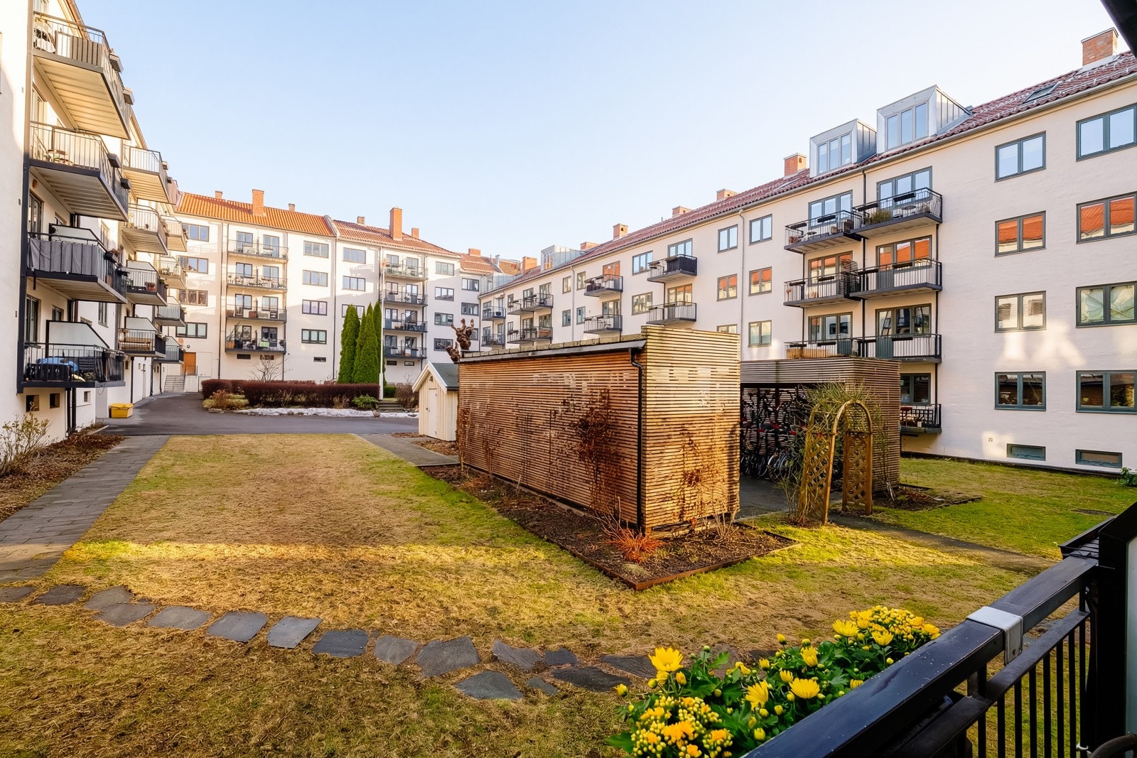 Balkongen vender mot rolig og skjermet bakgård. Galleribilde