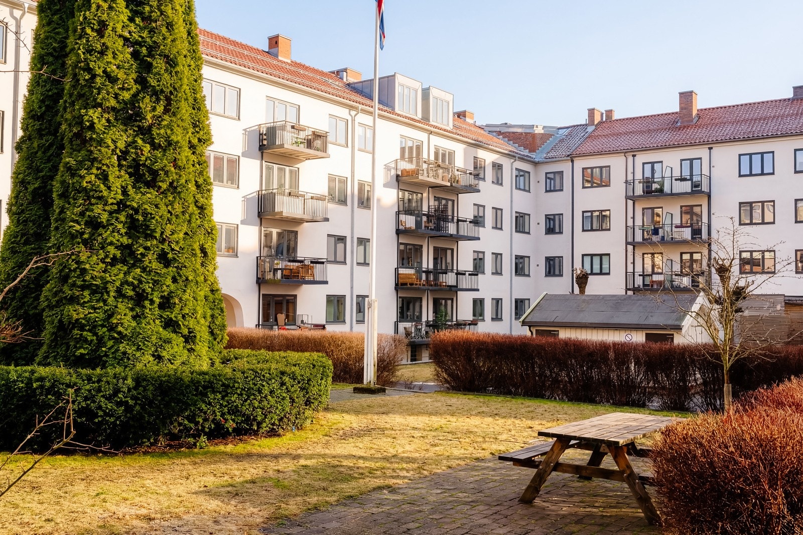 Leiligheten disponerer i tillegg en kjellerbod og en loftsbod. Galleribilde