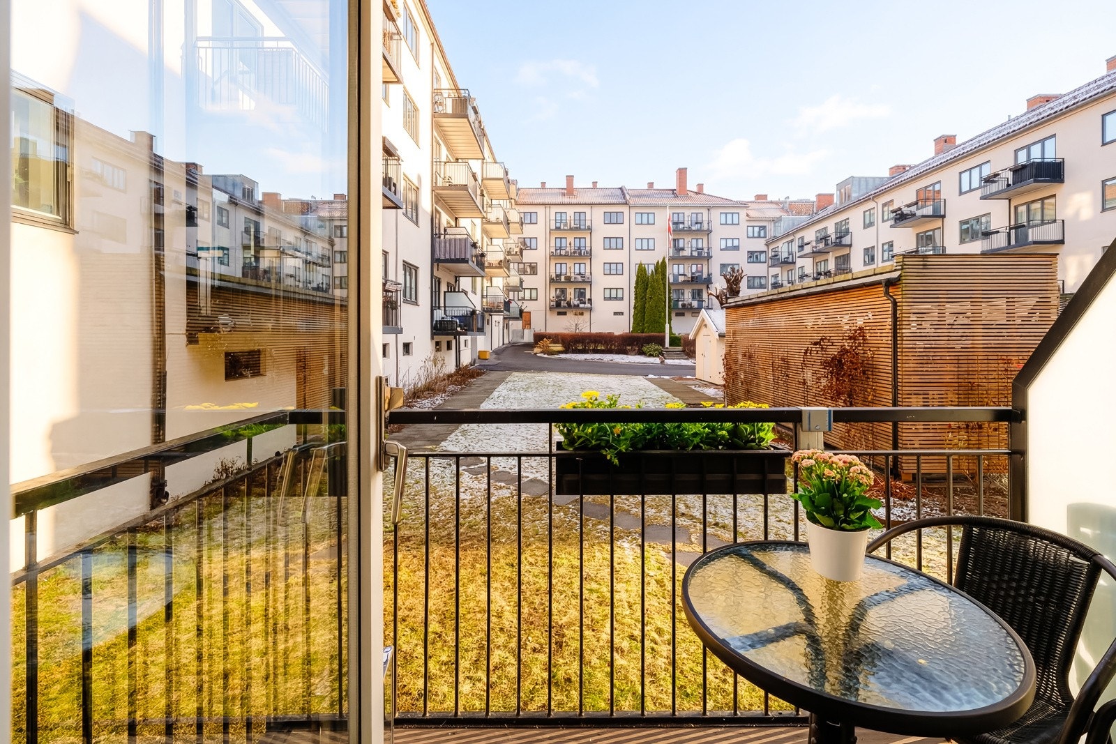 Fra kjøkkenet er det utgang til en hyggelig balkong på ca. 3 m². Galleribilde