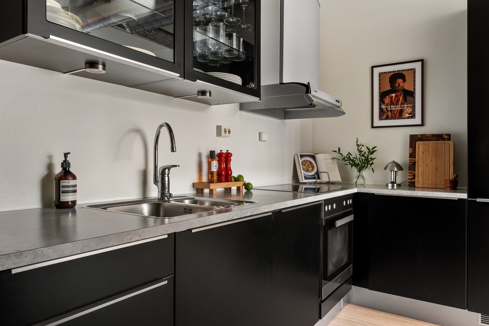 Godt med lagringsplass i skap og skuffer samt gode arbeidsflater på benk. Galleribilde