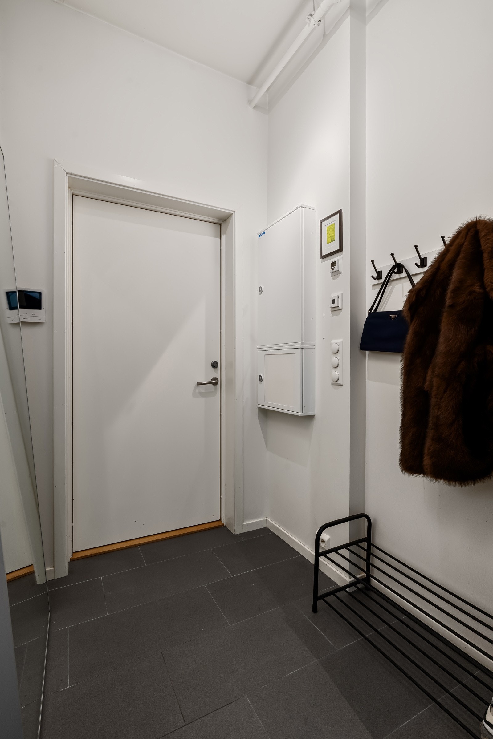 Velkommen inn - entréen har god plass for oppheng av yttertøy og sko. Galleribilde