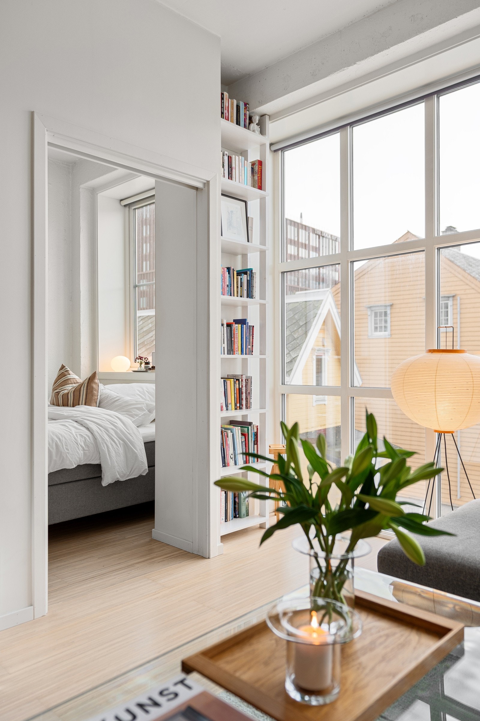 Fra stuen er det inngang til sovealkove med skyvedør. Galleribilde