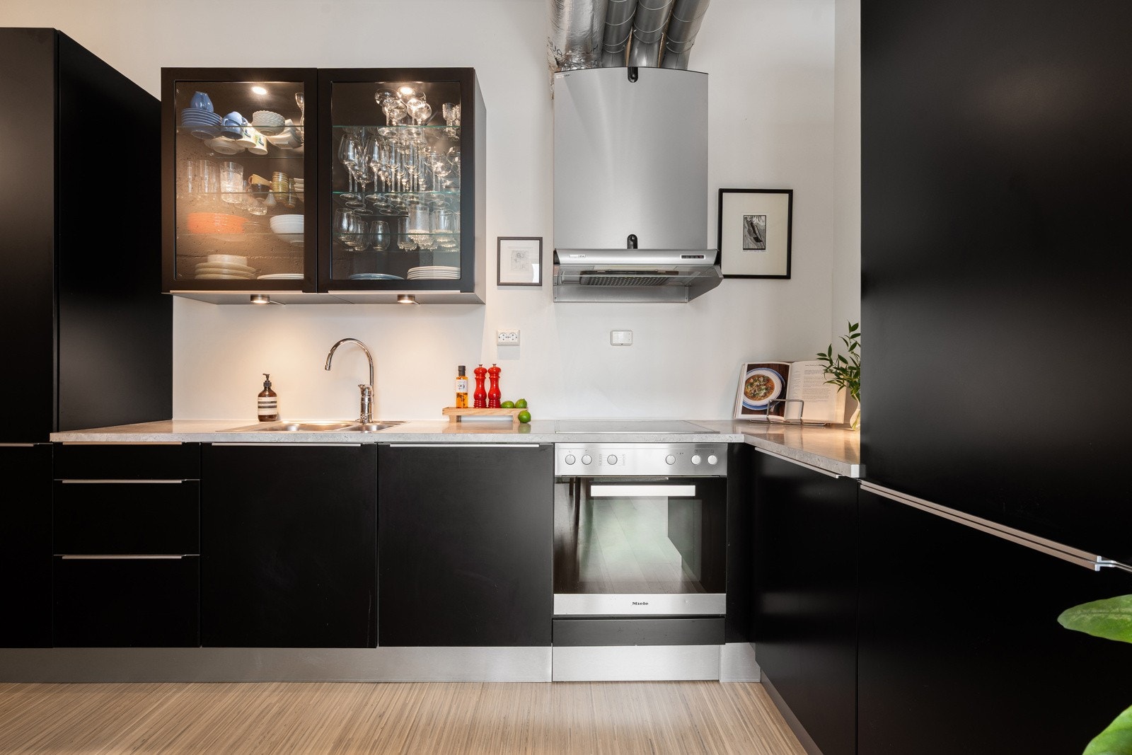 Stilrent kjøkken med praktisk utforming og integrerte hvitevarer. Galleribilde