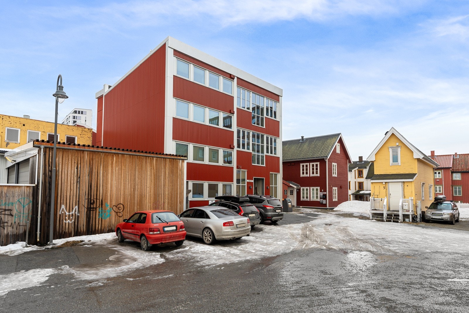 Sentralt men samtidig tilbaketrukket beliggenhet i nordre del av sentrum! Galleribilde