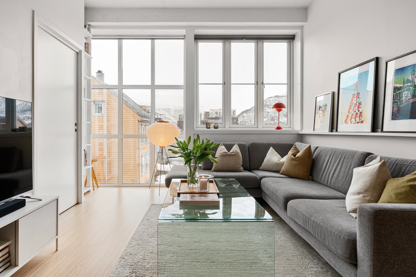 Tidsriktig fargevalg, ekstra god takhøyde, fine lysforhold og gode møbleringsmuligheter. Galleribilde