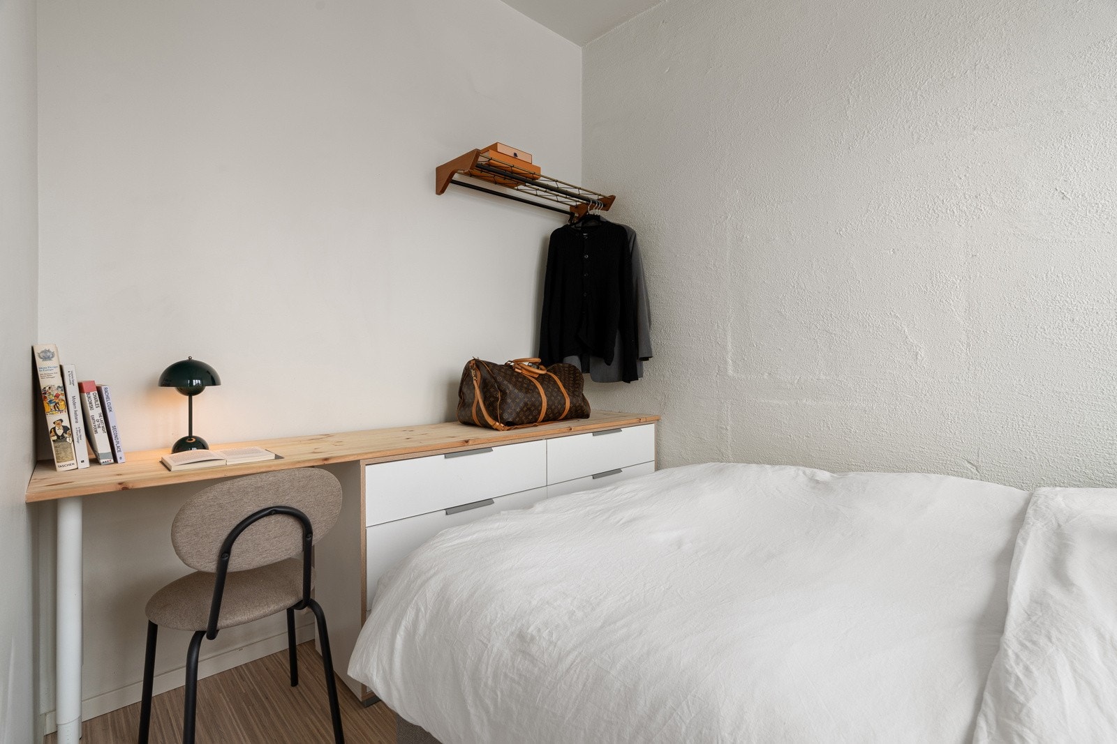 Gode løsninger med garderobe og hjemmekontor. Galleribilde