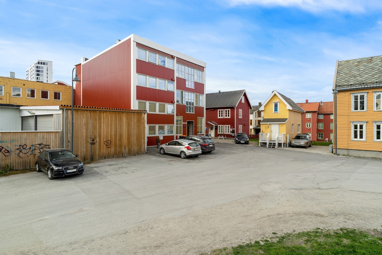 Bygget er opprinnelig fra 1962, men leiligheten gjennomgikk i 2014 en totalrenovering. Galleribilde