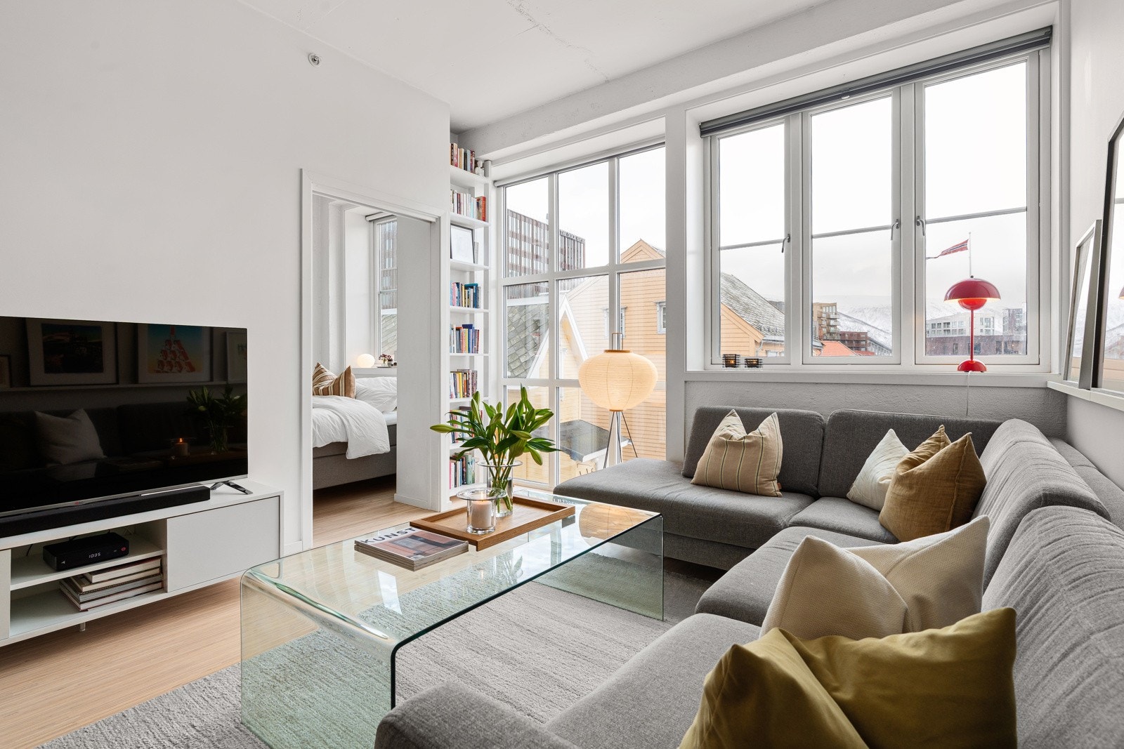 Utsikt fra sofrakroken mot Tromsdalstinden og Fløya. Galleribilde